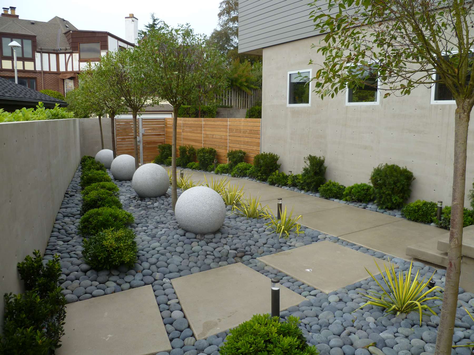 Mẫu thiết kế lối đi sân vườn bằng bê tông