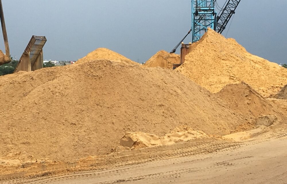Giá cát tăng khiến các đơn vị xây dựng khổ sở