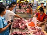 Giá lợn hơi trên thị trường đã thấp mà vẫn giảm