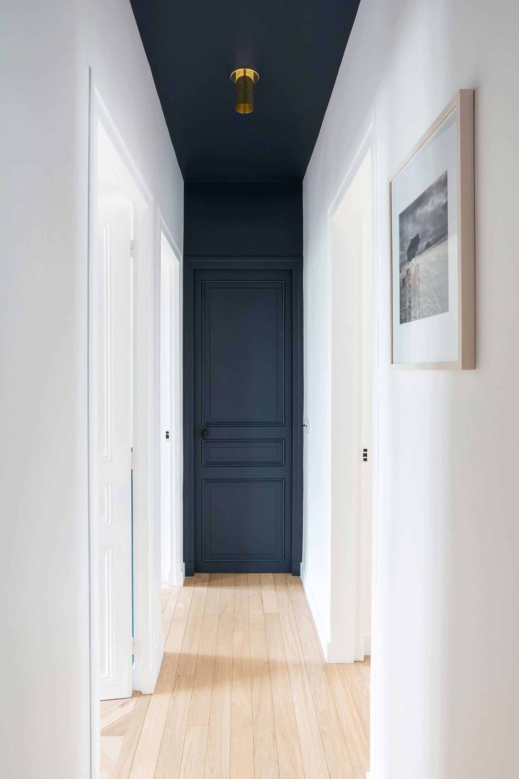 nới rộng không gian bằng màu sơn áp dụng nhiều khi thiết kế những không gian hành lang