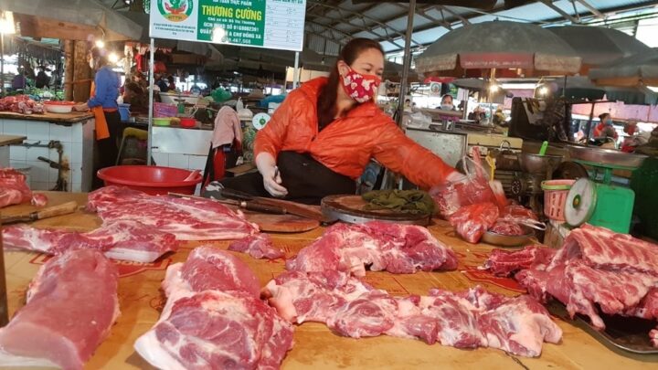 Thị trường thịt lợn giảm giá không thấy đáy