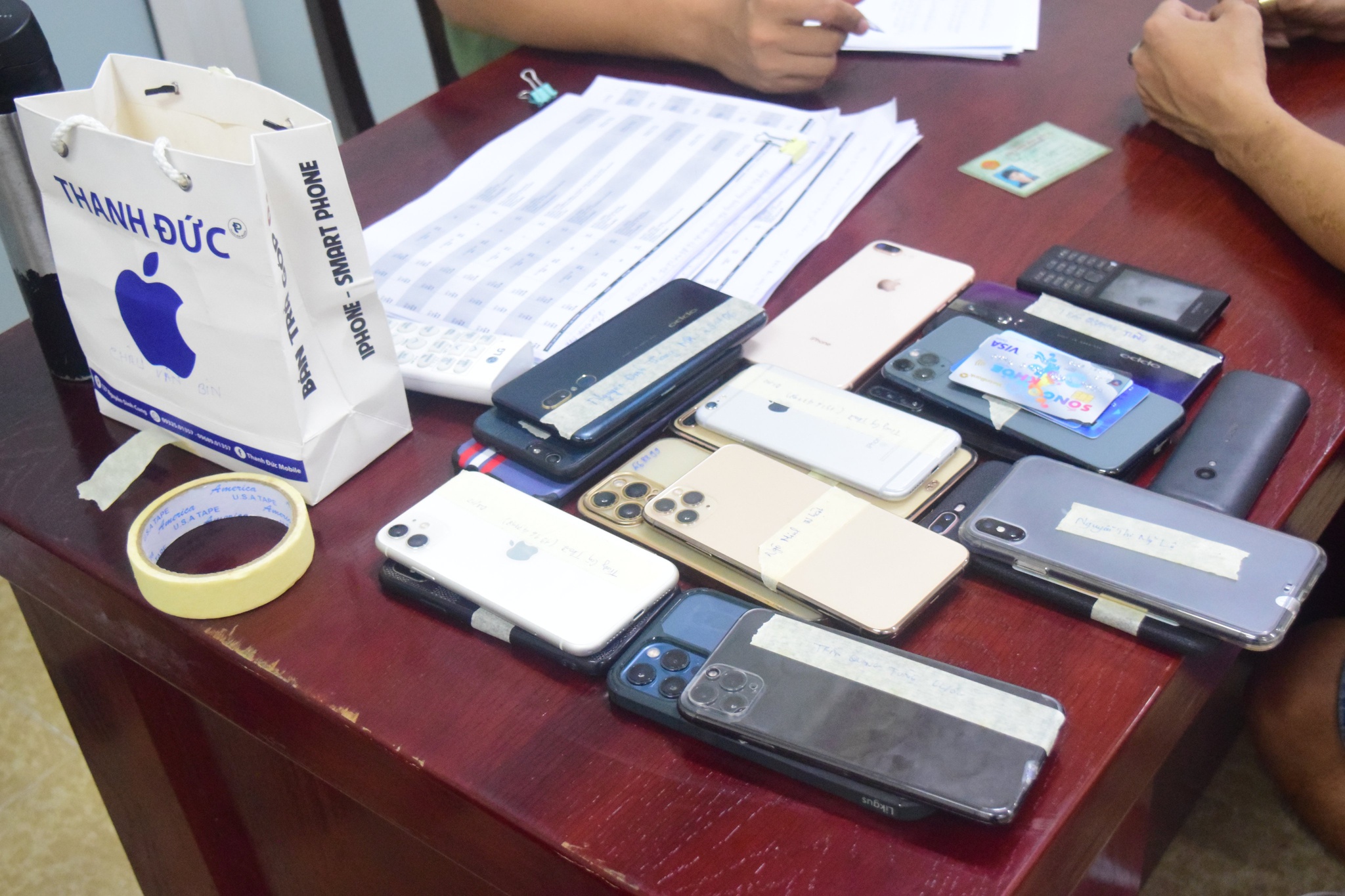 Nhiều điện thoại và tiền mặt được đặt trên bàn
