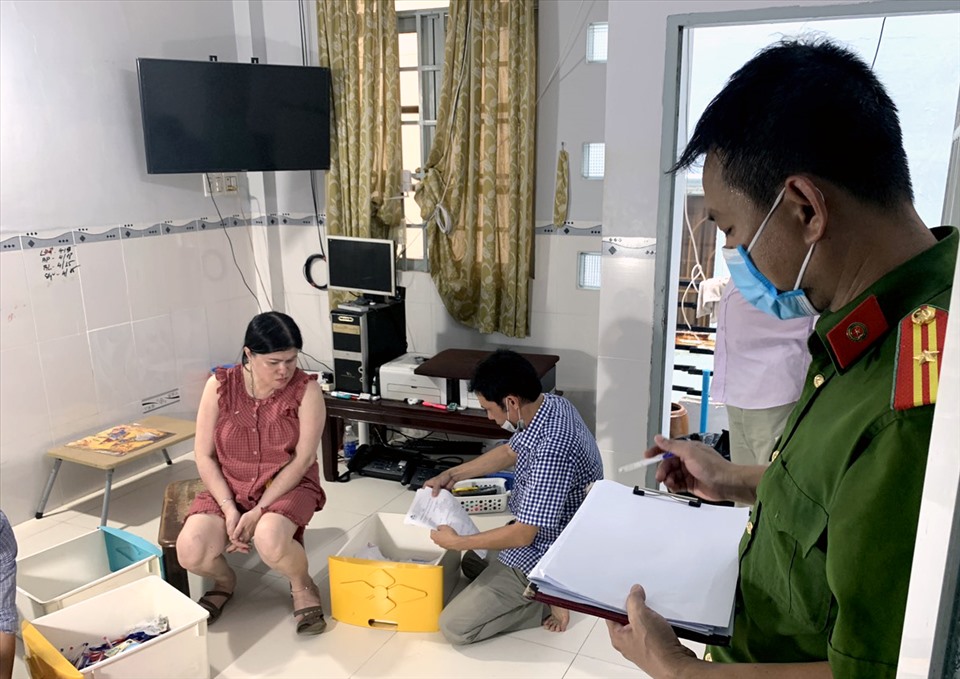 Cảnh sát khám xét nơi ở của nghi phạm Nguyễn Thủy Liên